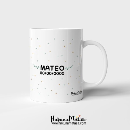 Vista lateral de la taza personalizada con el nombre y la fecha de la comunión
