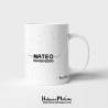 Vista lateral de la taza personalizada con el nombre y la fecha de la comunión