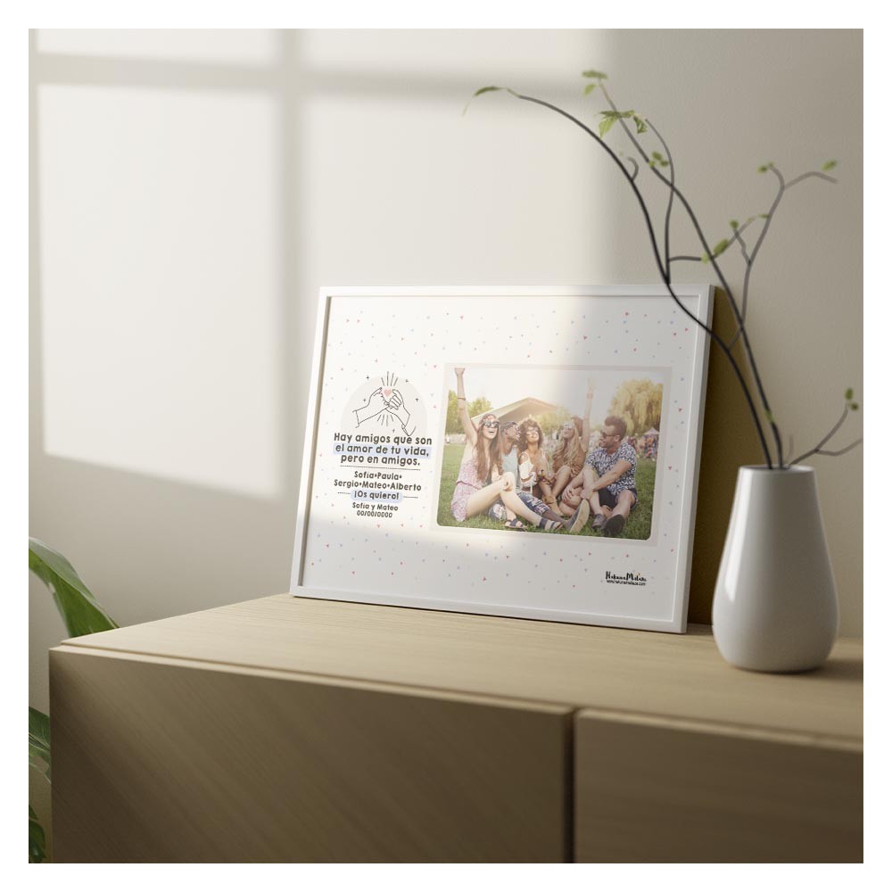 Lámina con foto personalizable "Hay amigos/amigas que son el amor de tu vida" colocada en una habitación con decoración.