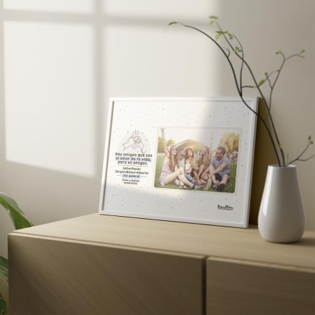 Lámina con foto personalizable "Hay amigos/amigas que son el amor de tu vida" colocada en una habitación con decoración. Lámina con foto personalizable "Hay amigos/amigas que son el amor de tu vida" colocada en una habitación con decoración.