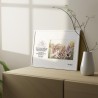 Lámina con foto personalizable "Hay amigos/amigas que son el amor de tu vida" colocada en una habitación con decoración.