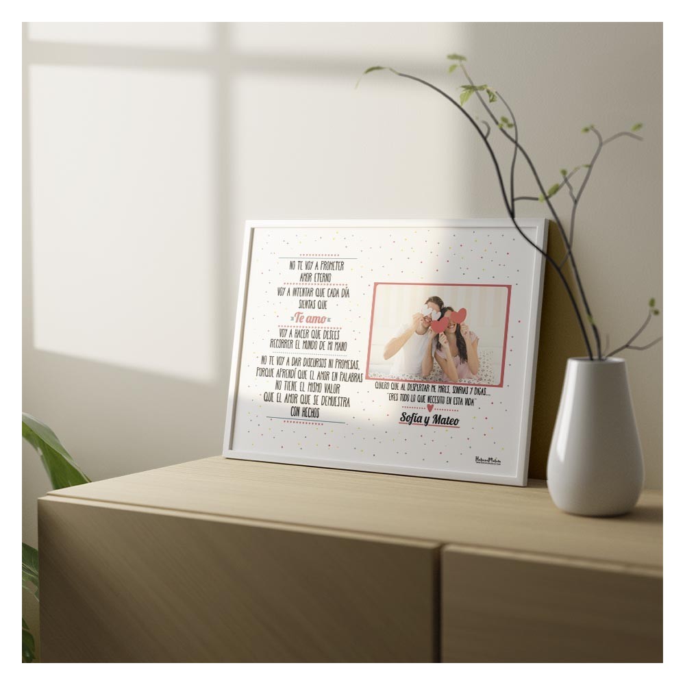 Lámina personalizada con foto decorando un espacio romántico para pareja.
