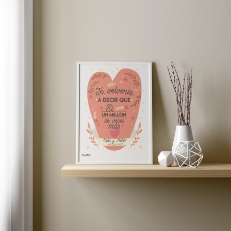 Lámina romántica en marco blanco sobre estantería decorativa