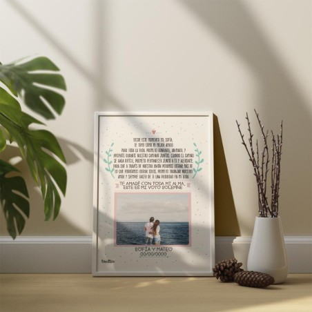 Lámina personalizada romántica con foto decorando un dormitorio de pareja. Lámina personalizada romántica con foto decorando un dormitorio de pareja.