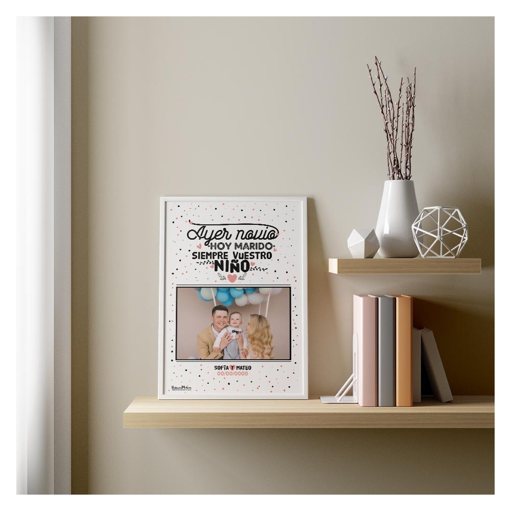 Lámina personalizada con foto para padres del novio decorando una estancia en casa.