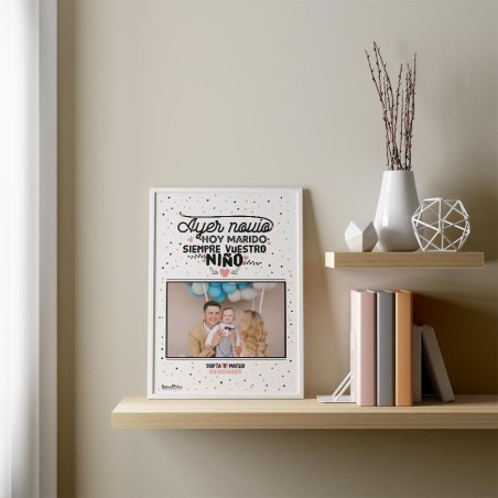 Lámina personalizada con foto para padres del novio decorando una estancia en casa. Lámina personalizada con foto para padres del novio decorando una estancia en casa.