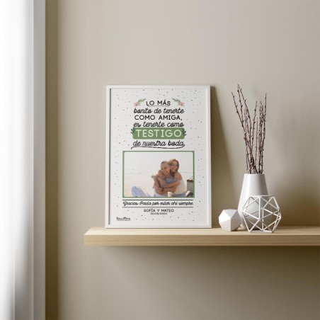 Lámina personalizada para testigo de boda decorando estantería en un hogar real. Lámina personalizada para testigo de boda decorando estantería en un hogar real.