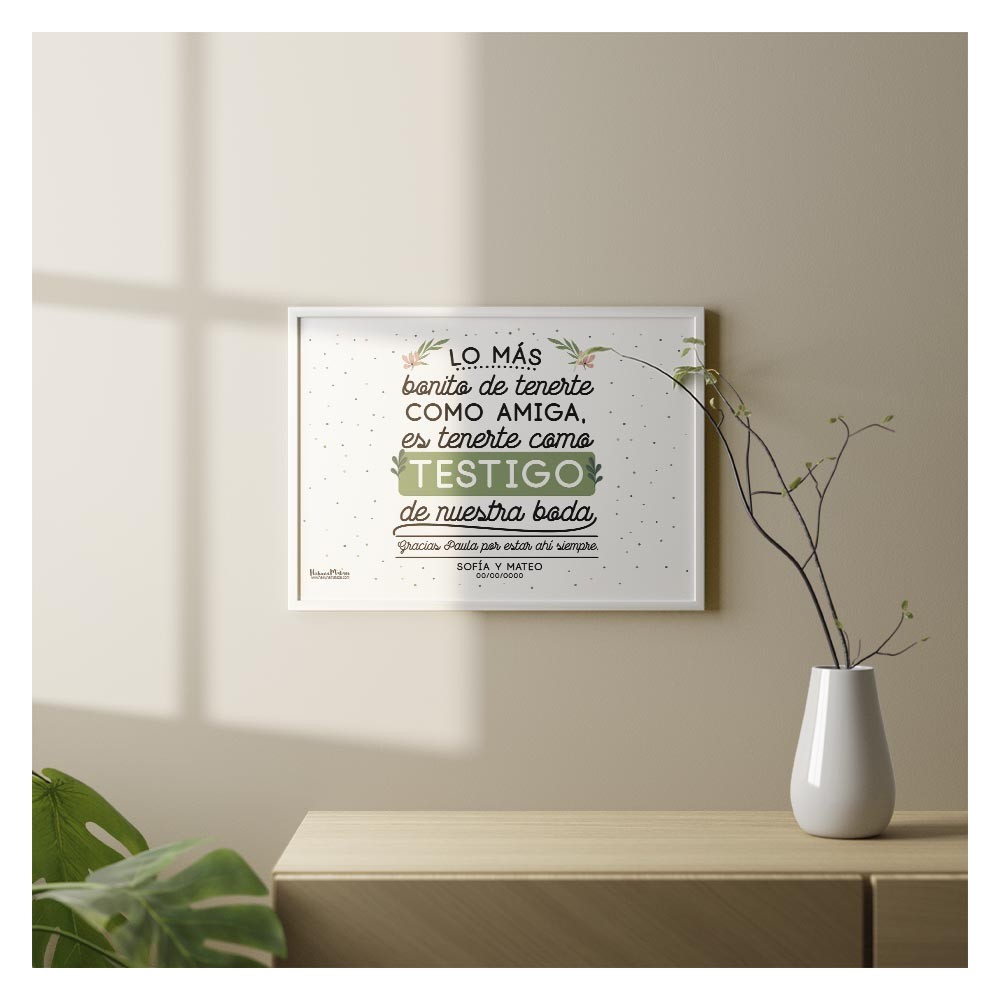 Lámina personalizada para testigo de boda colocada en pared como decoración.