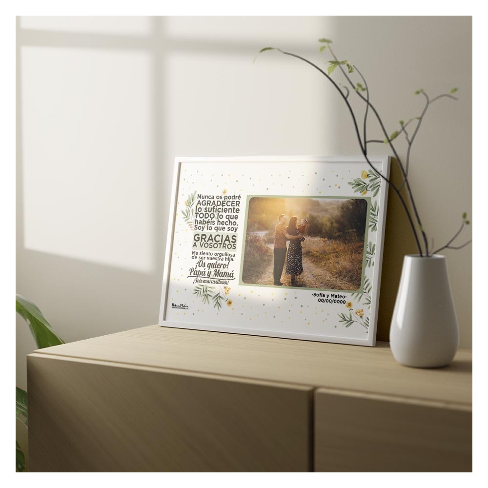Lámina en ambiente decorativo sobre mueble.