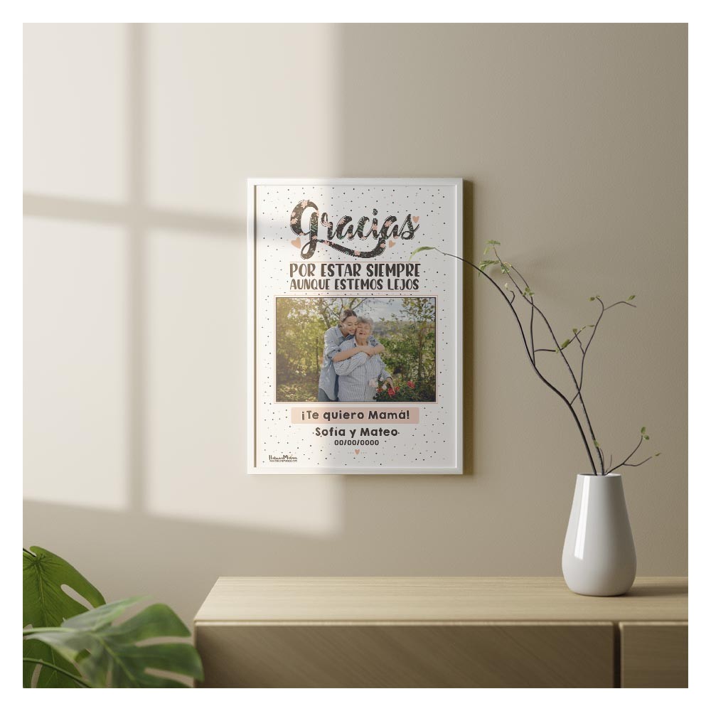 Lámina personalizada con foto "Gracias por estar siempre aunque estemos lejos" en un entorno cálido y acogedor.