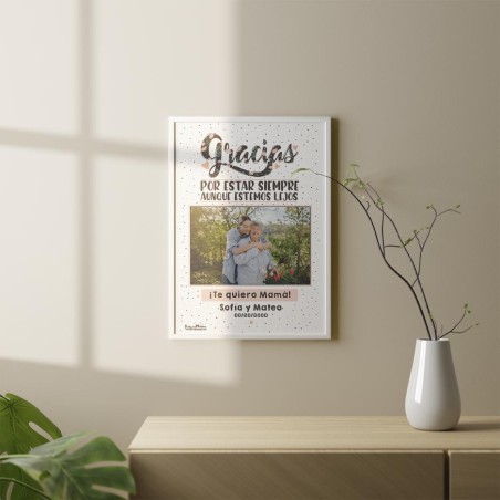 Lámina personalizada con foto "Gracias por estar siempre aunque estemos lejos" en un entorno cálido y acogedor. Lámina personalizada con foto "Gracias por estar siempre aunque estemos lejos" en un entorno cálido y acogedor.