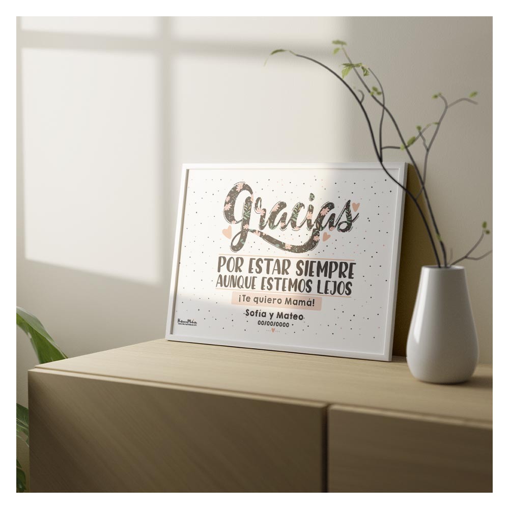 Lámina personalizada "Gracias por estar siempre aunque estemos lejos" en un entorno cálido y acogedor.