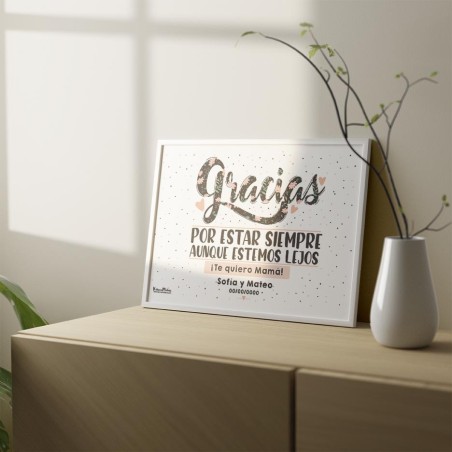 Lámina personalizada "Gracias por estar siempre aunque estemos lejos" en un entorno cálido y acogedor.