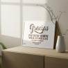 Lámina personalizada "Gracias por estar siempre aunque estemos lejos" en un entorno cálido y acogedor.