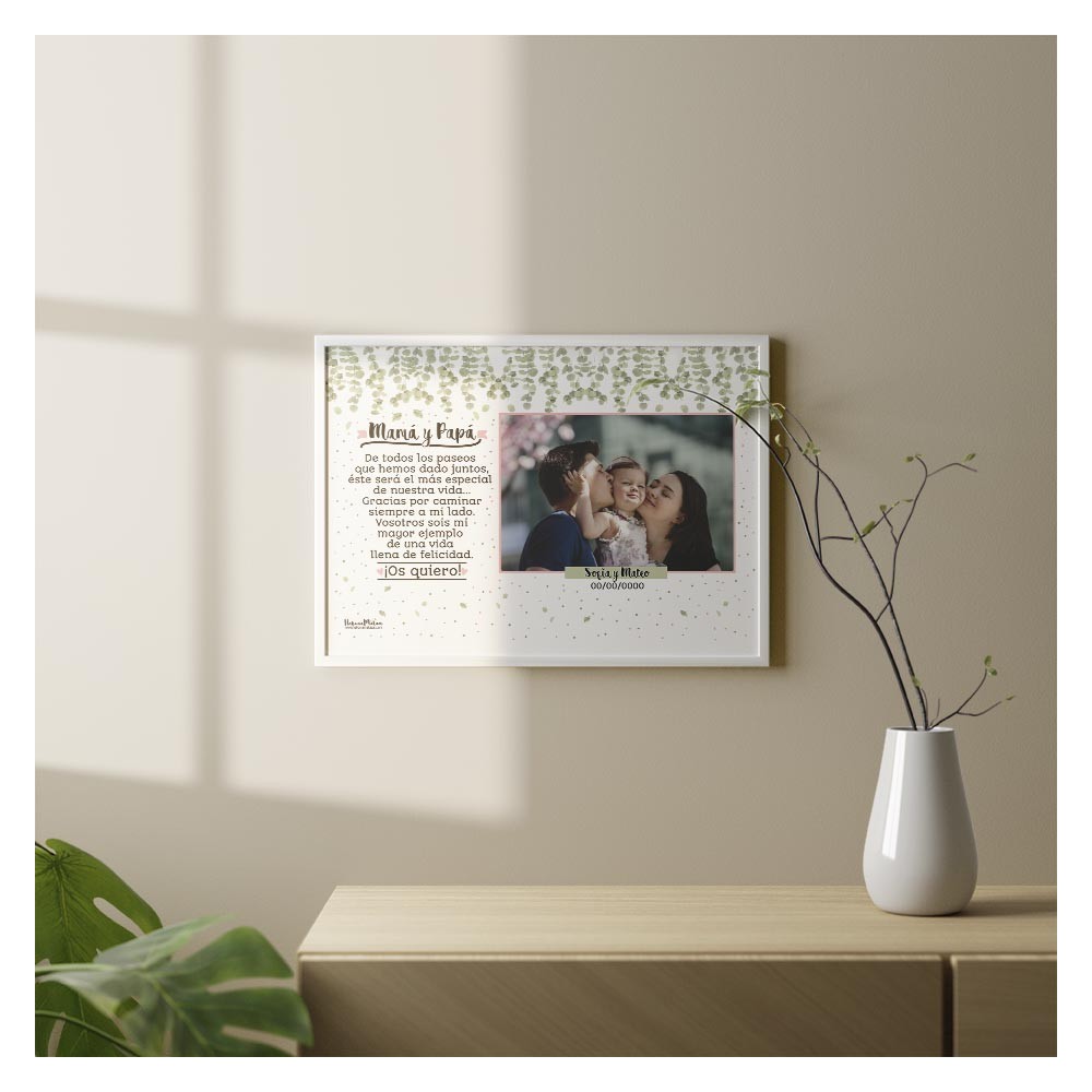 Lámina personalizada con foto para padres de boda decorando una estantería en casa.