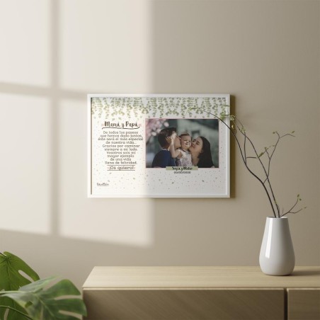Lámina personalizada con foto para padres de boda decorando una estantería en casa. Lámina personalizada con foto para padres de boda decorando una estantería en casa.