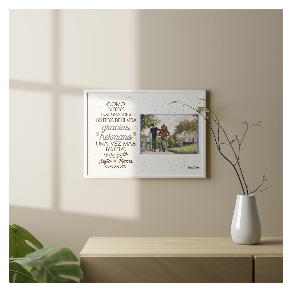 Lámina personalizada con foto para hermano decorando un dormitorio.