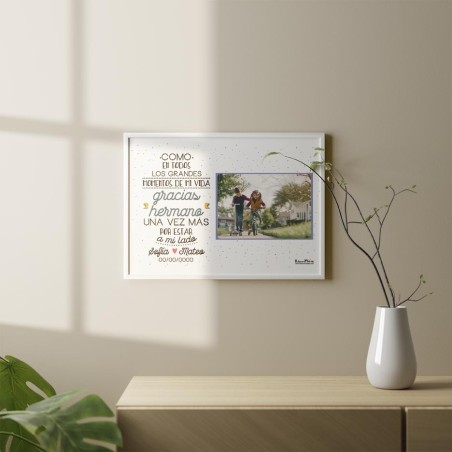Lámina personalizada con foto para hermano decorando un dormitorio.