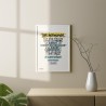 Lámina en una habitación con decoración, destacando su diseño y mensaje emotivo.