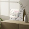 Lámina con diseño elegante y atemporal en habitación con decoración.
