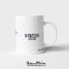 Detalle del diseño de la taza con la frase "Felices veintisiempre"