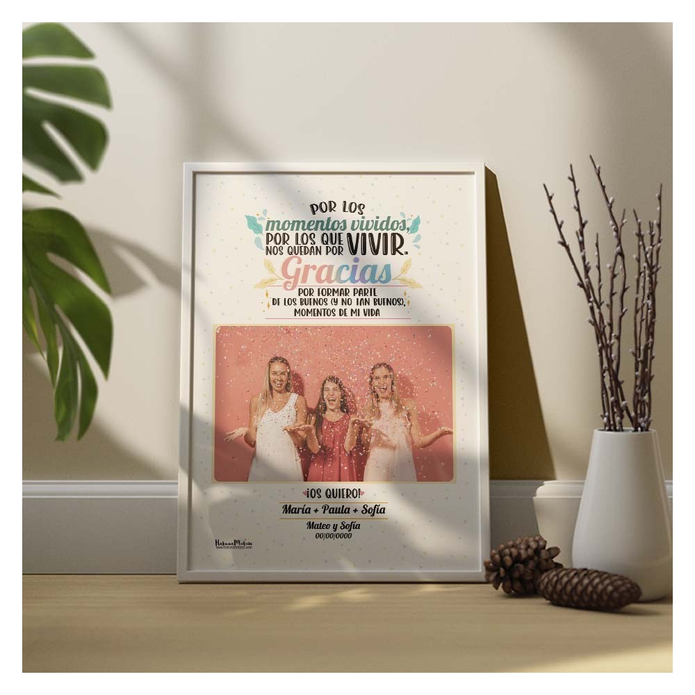 Lámina personalizada con foto para amigas decorando una estantería en casa.
