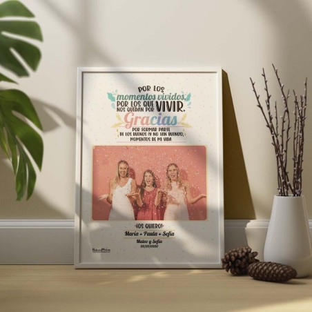 Lámina personalizada con foto para amigas decorando una estantería en casa. Lámina personalizada con foto para amigas decorando una estantería en casa.