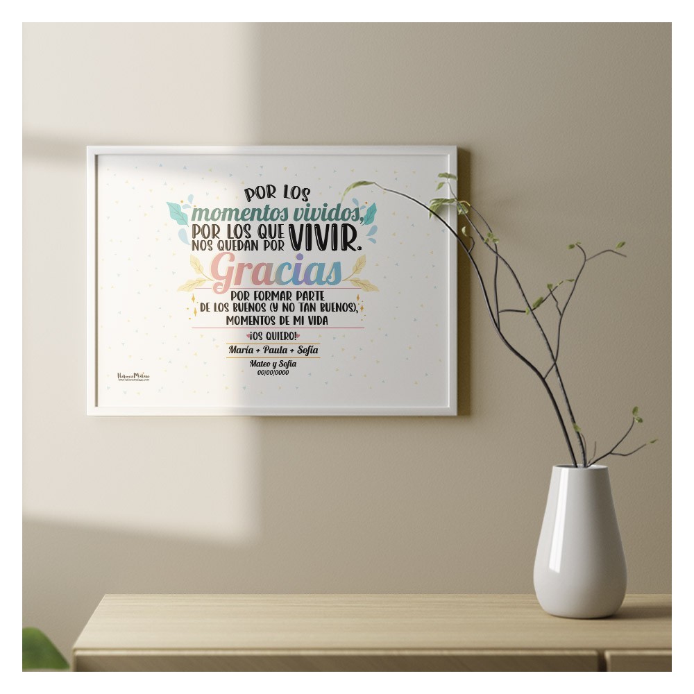 Lámina personalizada para amigas colocada como decoración en un dormitorio.