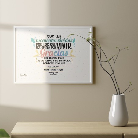Lámina personalizada para amigas colocada como decoración en un dormitorio. Lámina personalizada para amigas colocada como decoración en un dormitorio.