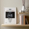 Lámina con foto de ecografía en una habitación decorada con estilo y ternura.