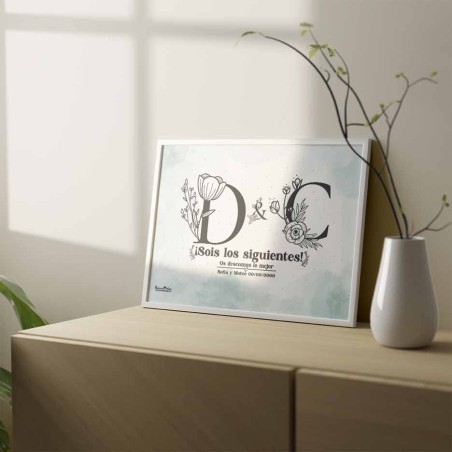 Lámina personalizada de boda en marco blanco apoyado en mueble Lámina personalizada de boda en marco blanco apoyado en mueble
