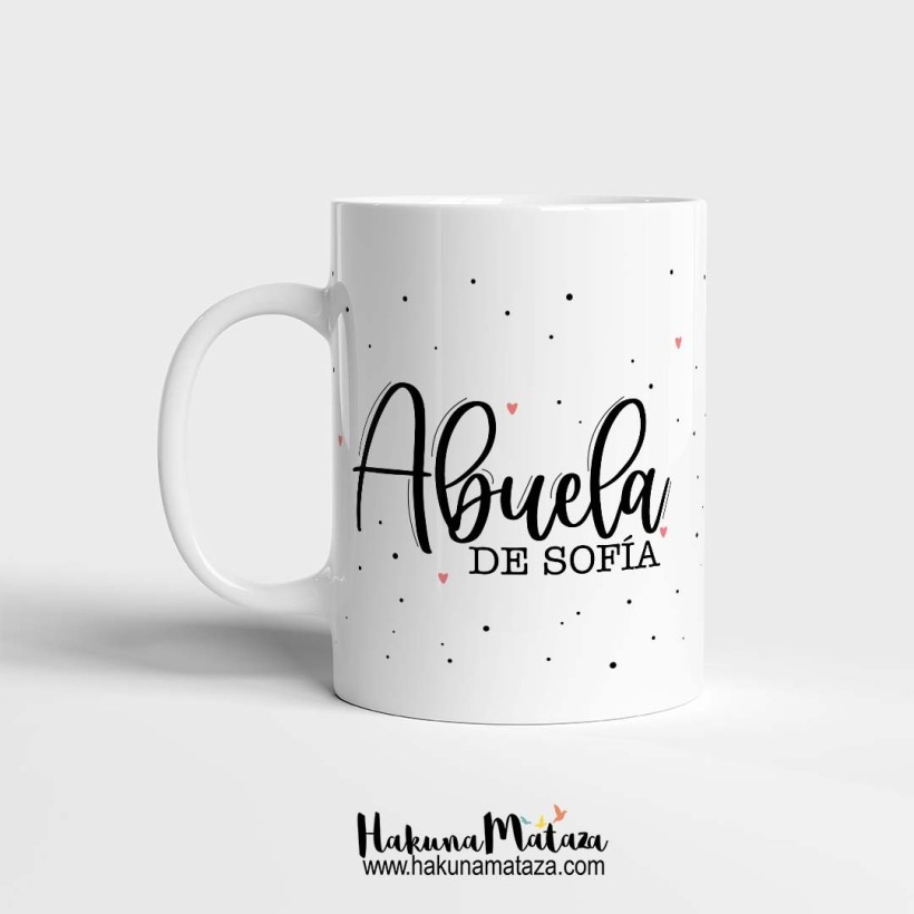 Taza personalizada con la palabra "familia" y el parentesco elegido, con una pequeña dedicatoria debajo