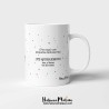 Detalle de la taza con la palabra "familia" y el parentesco elegido, con una pequeña dedicatoria debajo