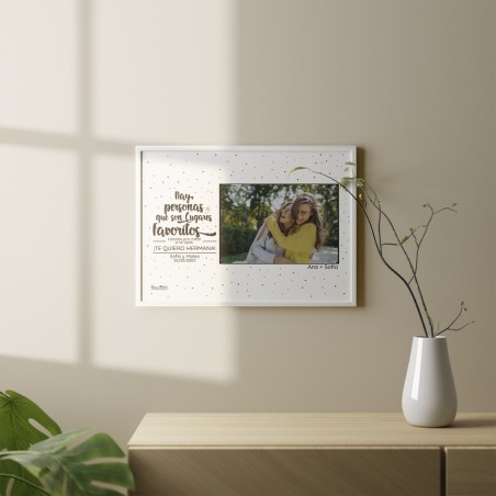 Lámina personalizada con fotografía en marco blanco colgado en la pared Lámina personalizada con fotografía en marco blanco colgado en la pared