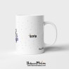 Detalle del diseño de la taza con la frase "Las mujeres ya no lloran, las mujeres facturan"