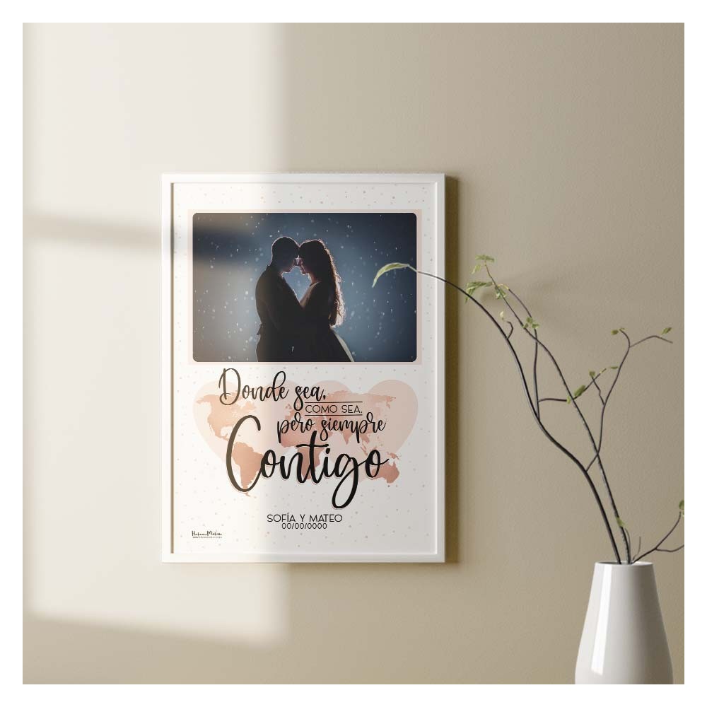 Lámina personalizada con fotografía en marco blanco colgado en la pared