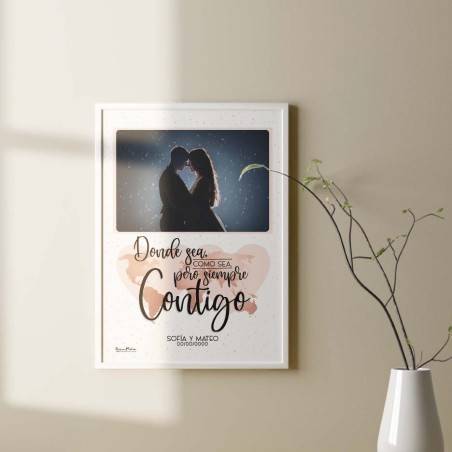 Lámina personalizada con fotografía en marco blanco colgado en la pared Lámina personalizada con fotografía en marco blanco colgado en la pared
