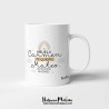 Detalle de la personalización con la foto y las huellitas en la taza