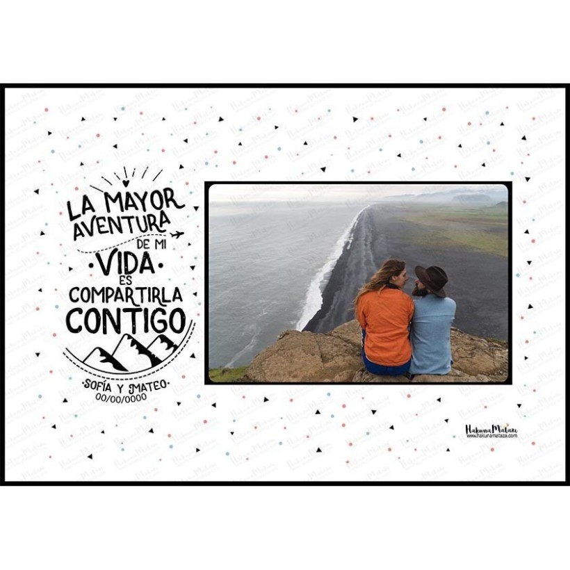 Detalle del diseño de la lámina con la frase "La mayor aventura de mi vida es compartirla contigo"