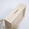 Ranura superior para insertar dinero en la hucha de madera