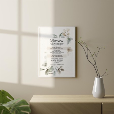 Lámina personalizada para hermano o hermana colocada como decoración en un dormitorio.