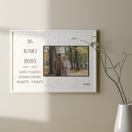Lámina personalizada con fotografía en marco blanco sobre escritorio Lámina personalizada con fotografía en marco blanco sobre escritorio