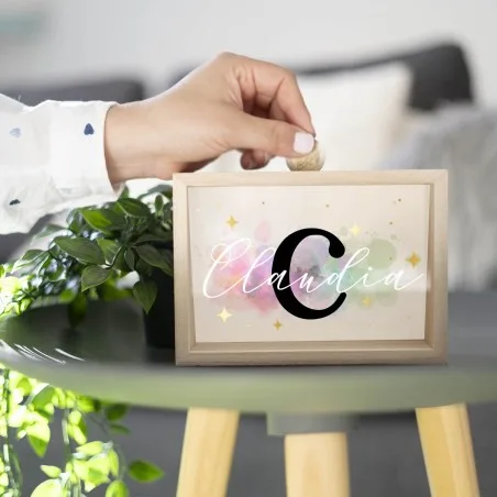 Hucha de madera personalizada - Acuarela inicial y nombre · detalle