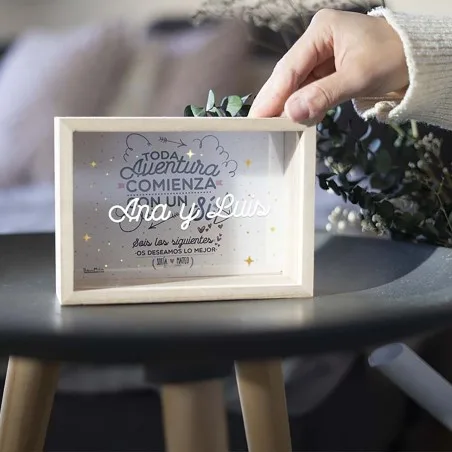 Hucha de madera personalizada - Toda aventura comienza con un sí · detalle