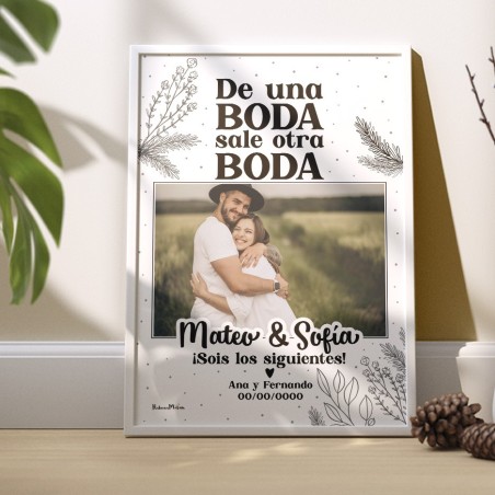 Lámina personalizada con foto en marco blanco sobre escritorio Lámina personalizada con foto en marco blanco sobre escritorio