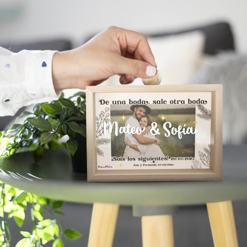 Hucha de madera personalizada - De una boda sale otra boda Hucha de madera personalizada - De una boda sale otra boda
