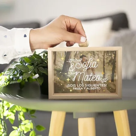 Hucha de madera personalizada - ¡Sois los siguientes! · detalle