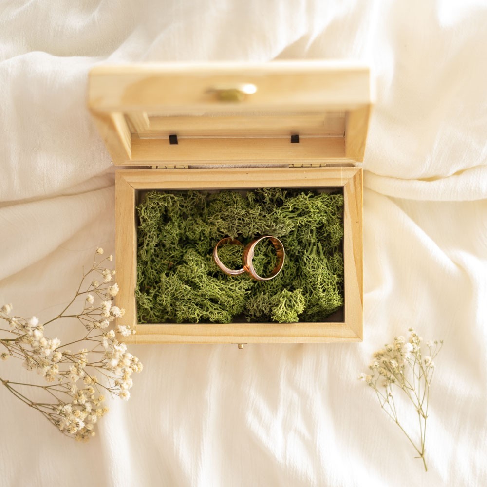Caja porta alianzas de madera con tapa de cristal