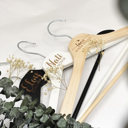 Percha personalizada madera - Mayúsculas