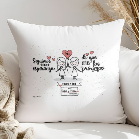 Cojín personalizado - Seguimos con la esperanza de que seáis las próximas (mujer+mujer)